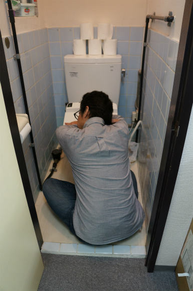 Learn How to Sleep in a Toilet Stall Like a Pro | SoraNews24 -Japan News-
