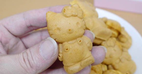 Hello Kitty not picky about her jobs – this time she gets baked ...