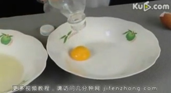 [Video] How to Extract an Egg Yolk Using a Plastic Water Bottle