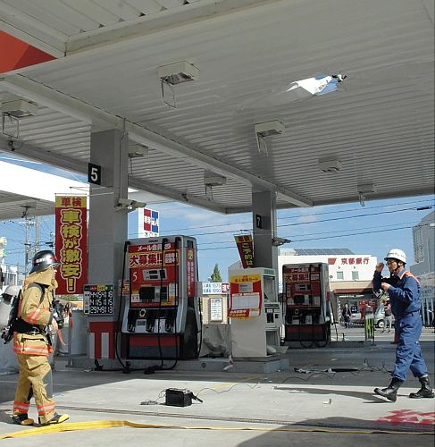 Manhole Flips Its Lid Seven Meters in the Air Through Gas Station Roof