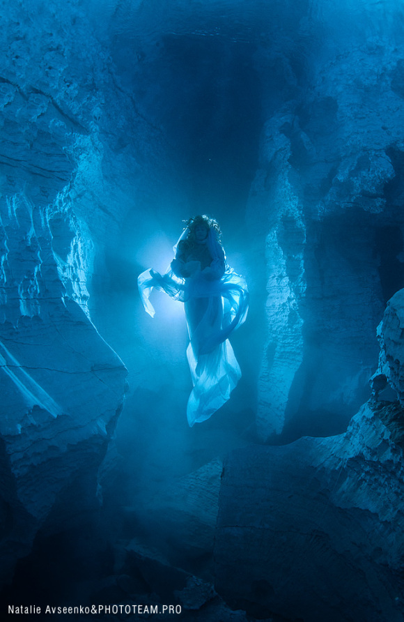 Photo-Shoot in Freezing Underwater Cave Produces Eerie Images