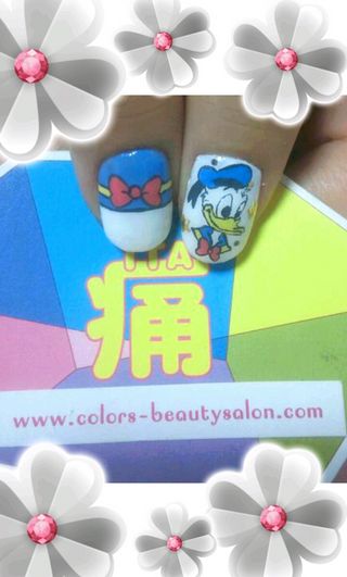 Donald Duck Nail Art