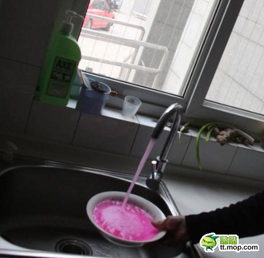 Are Rotting Pig Corpses to Blame for China’s Electric Pink Drinking Water?
