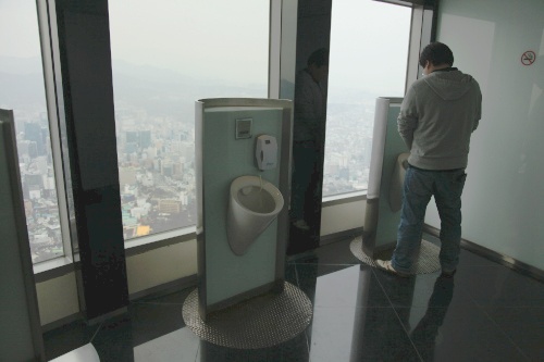 Где находятся яйца в туалет товер. Туалет в Останкинской башне. Туалеты в Сеуле. Seoul Tower туалет. Башня унитаз.
