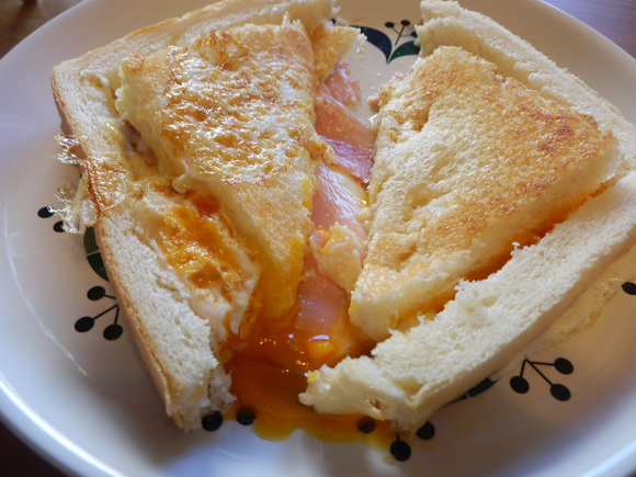 How to Make a Self-Contained Bacon, Egg, and Cheese Sandwich, a New Twist on an Old Favorite