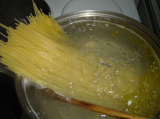 Boiling Spaghetti with Salt Shown to Do No Good for It
