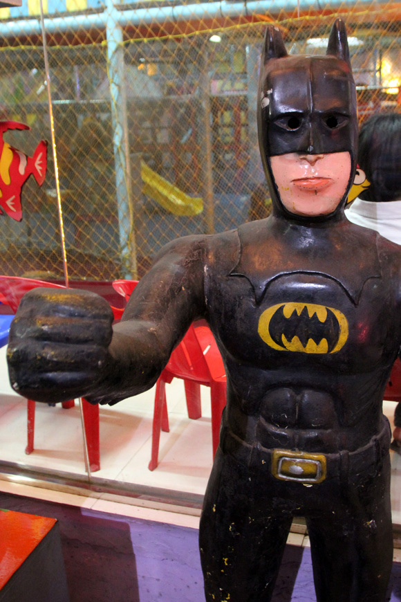 Checking Out the Myanmar Amusement Park “Happy World”: An All-star Lineup from Mickey Mouse to Doraemon to…BATMAN?!
