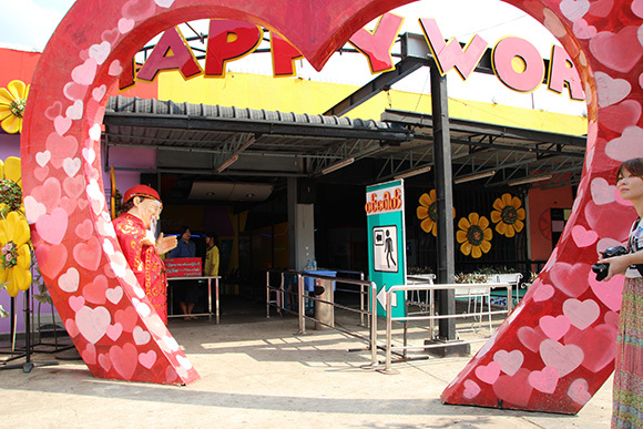 Checking Out the Myanmar Amusement Park “Happy World”: An All-star ...