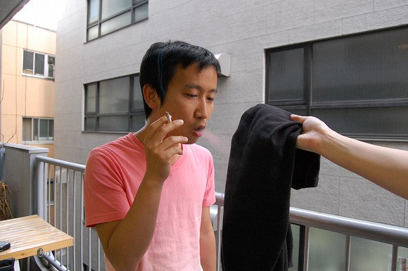 How to easily get cigarette smoke out of clothes… but does it really work?? 【Experiment】