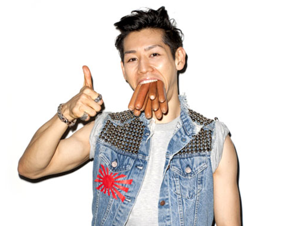 Competitive eater Kobayashi eats a whole lot of wieners, blows competition away