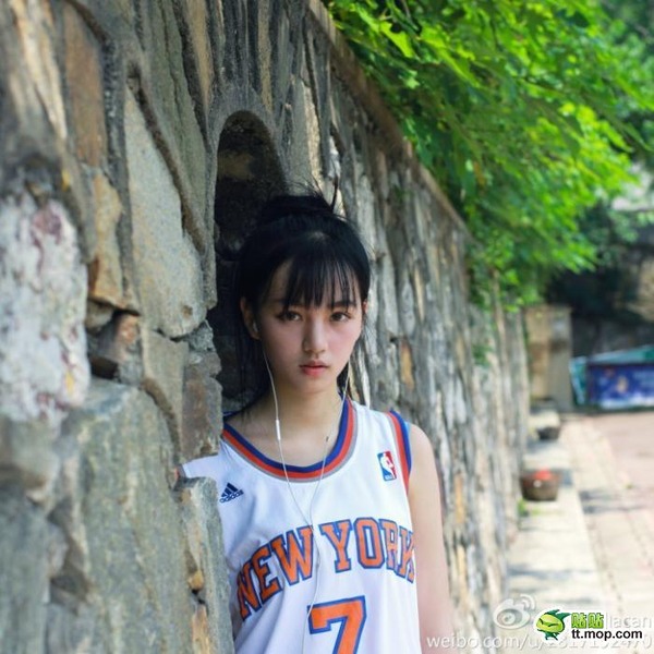 Bow-shooting Chinese cutie gets suspicious reaction from world Netizens