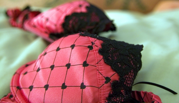 The curious case of the “pink bra” purse snatcher in Osaka