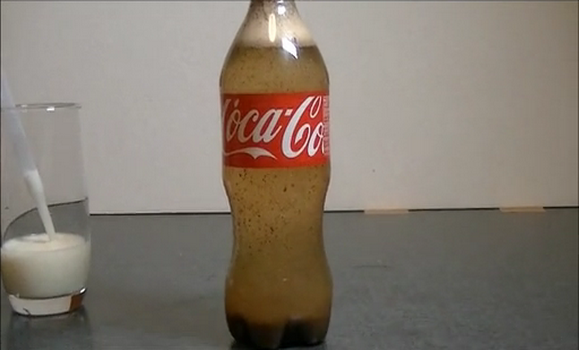 Use milk to turn cola into clear liquid 【Video】