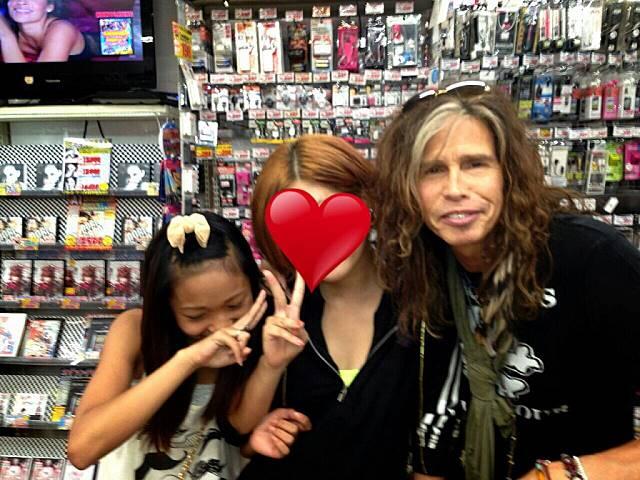 Aerosmith’s Steven Tyler gets friendly with fans around Osaka