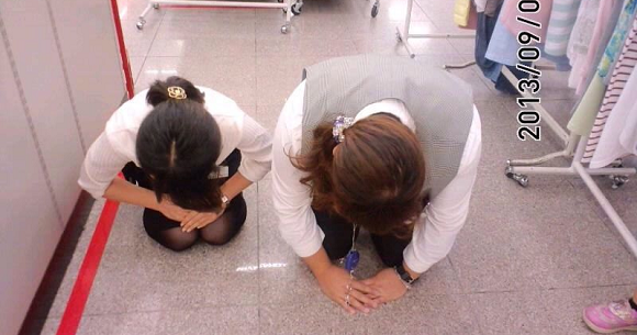 Tweeted photo of employees bowing in apology angers ...