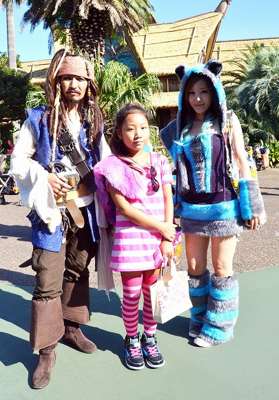 The awesome outfits of cosplayers at Tokyo Disneyland11