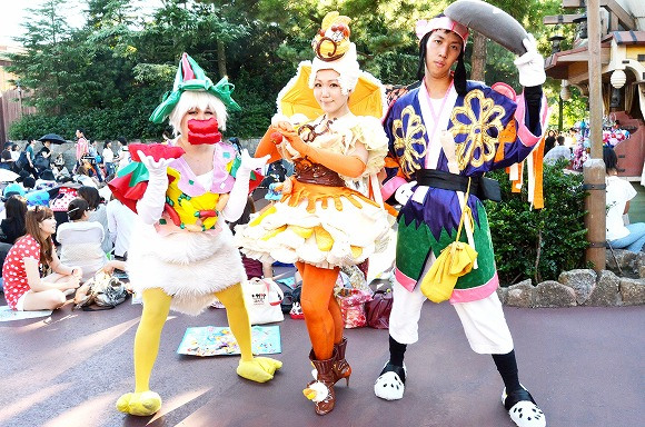 The awesome outfits of cosplayers at Tokyo Disneyland14