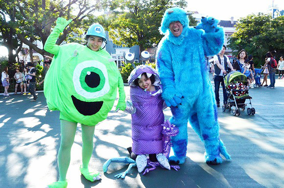 The awesome outfits of cosplayers at Tokyo Disneyland16