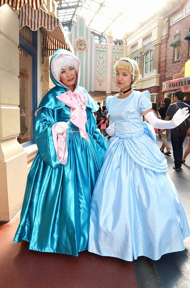 The awesome outfits of cosplayers at Tokyo Disneyland19