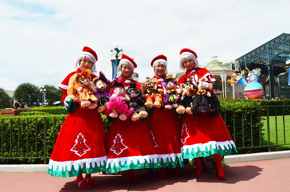 The awesome outfits of cosplayers at Tokyo Disneyland2