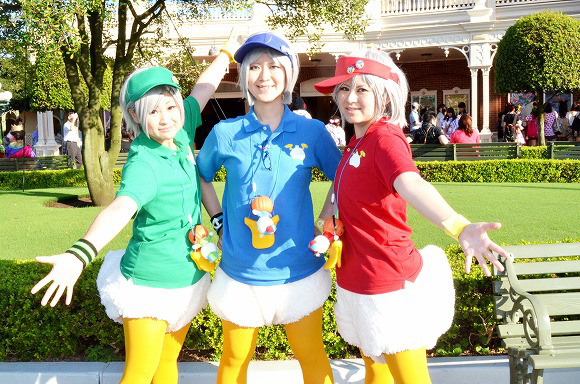 The awesome outfits of cosplayers at Tokyo Disneyland20