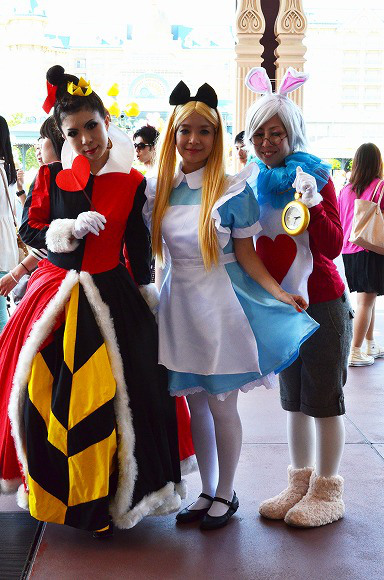 The awesome outfits of cosplayers at Tokyo Disneyland3