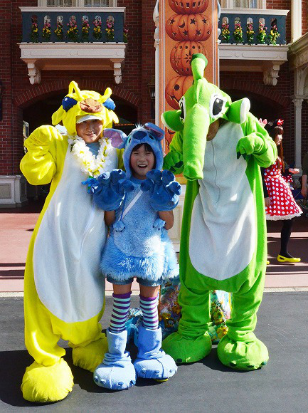 The awesome outfits of cosplayers at Tokyo Disneyland5