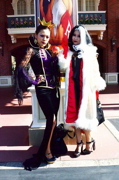 The awesome outfits of cosplayers at Tokyo Disneyland8