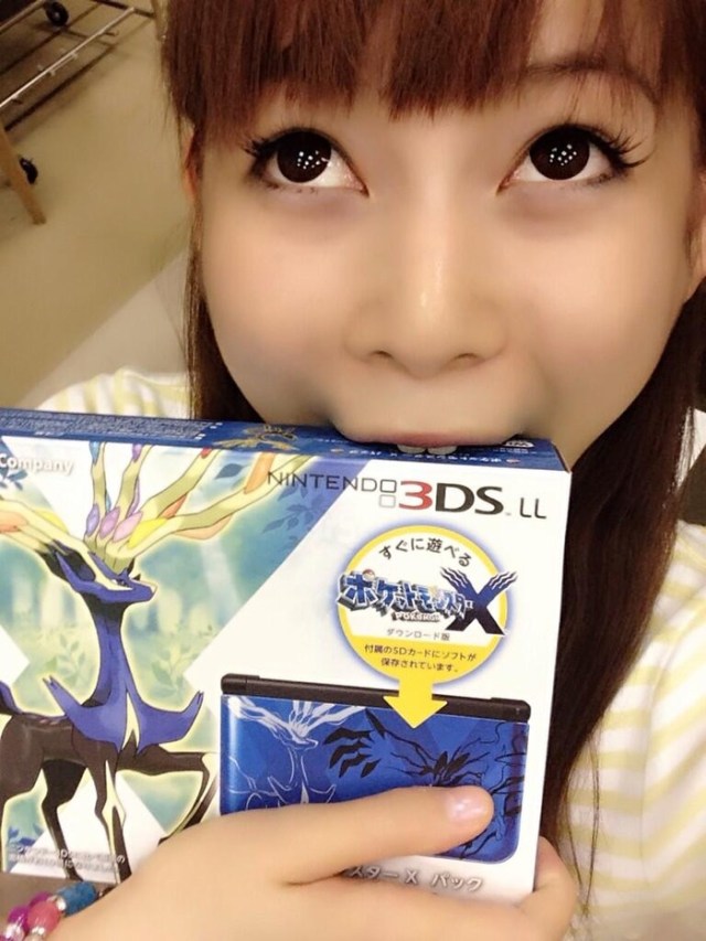 Gotta eat ’em all! Japanese idol goes crazy over Pokémon XY, eats the box【Photos】
