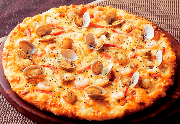 10 crazy pizzas from Japan