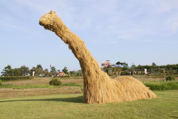 The giant straw sculptures of Japan 3