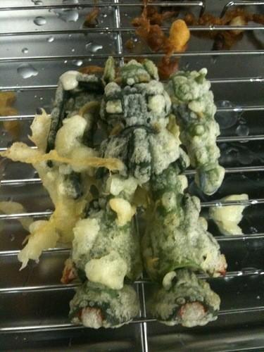 Sister makes tempura out of her little brother’s Gundam figure