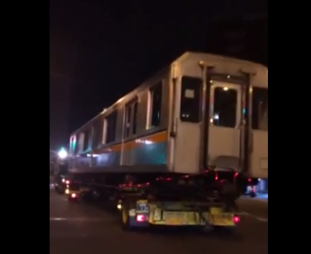 Subway train driving on the streets of Tokyo 【Video】