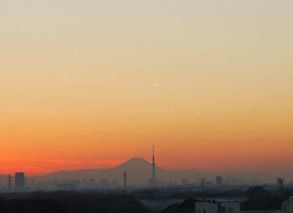 Invasion of the blurry, white objects: Alien UFOs spotted over Tokyo?