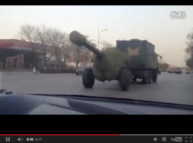 Chinese military truck tows giant rubber gun down the street, induces giggles 【Video】