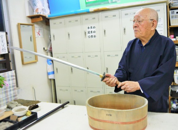 Learning Edo-era blade polishing techniques from a Japanese master