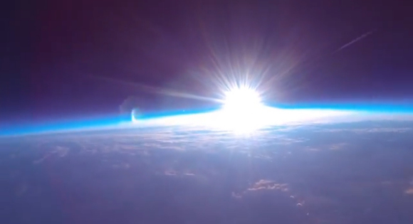 Absolutely wow: Dawn of the new year seen from 30 km up【video】