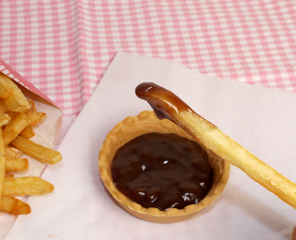 We try french fries and chocolate sauce at Lotteria Japan