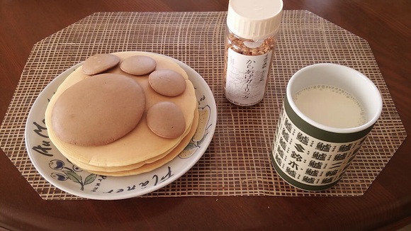 Cat paws strike again and captivate Japanese netizens, this time in pancake form!