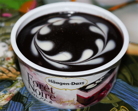 We try Häagen-Dazs’ special edition Forêt Noire ice cream found only in convenience stores