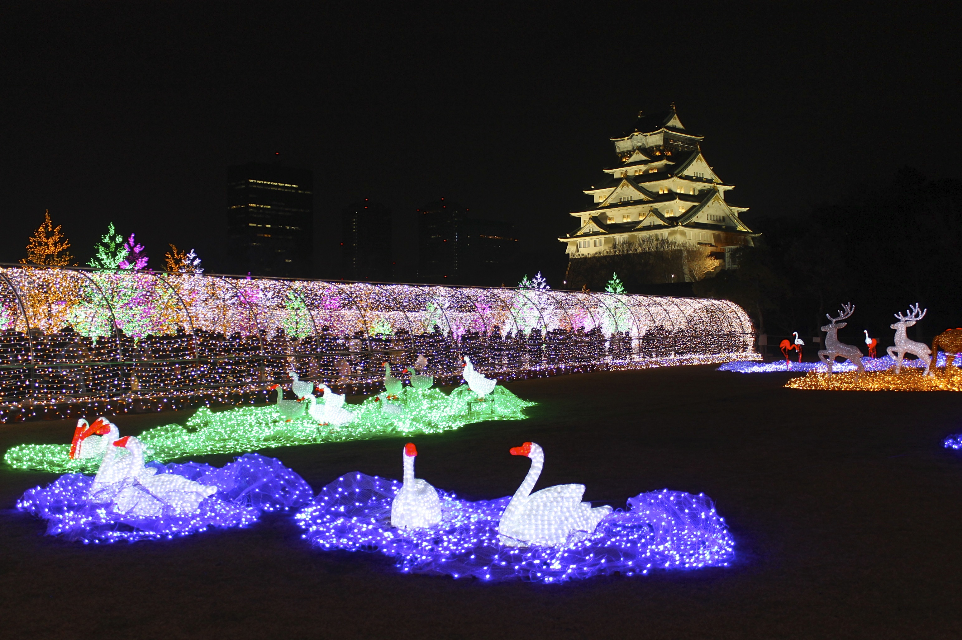Osaka Castle backdrop for brain-melting 3D light show【Photos and