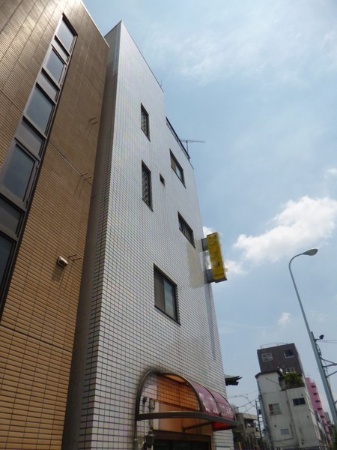 Incredibly narrow house up for sale in Tokyo