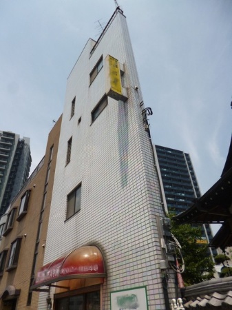 Incredibly narrow house up for sale in Tokyo2