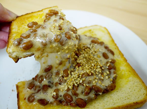 Toast with fermented soybeans and honey may not be good-looking, but it is good eating