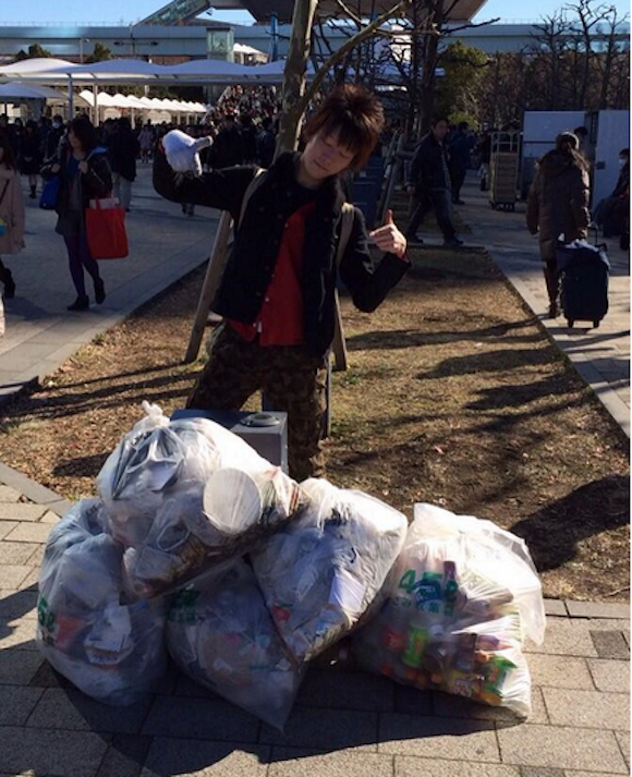 Handsome Comiket newbie inspires other fans to clean up their act