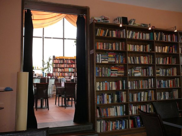 18 Bookstores Every Book Lover Must Visit At Least Once7