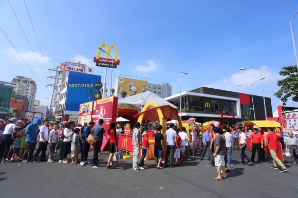 McDonald's Brand-New Vietnam Restaurant Is Already A Total Mob Scene2