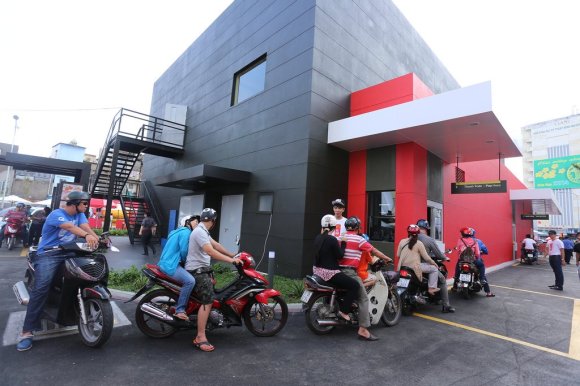 McDonald's Brand-New Vietnam Restaurant Is Already A Total Mob Scene3