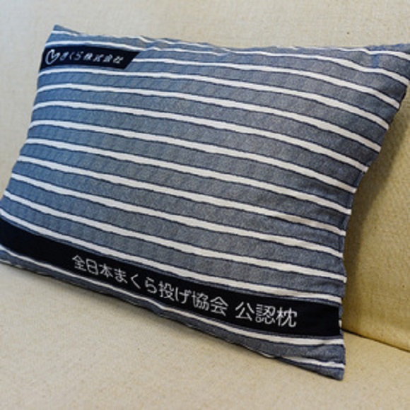 Fluffy Fighting! The official pillow of the Japan Pillow Fighting