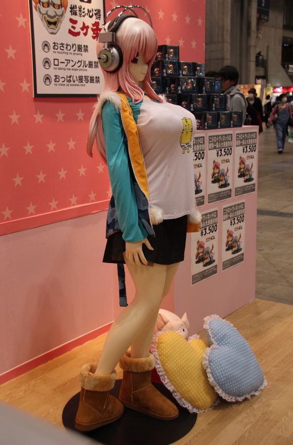 You can look at this life-size Super Sonico anime figure, but you can’t touch | SoraNews24